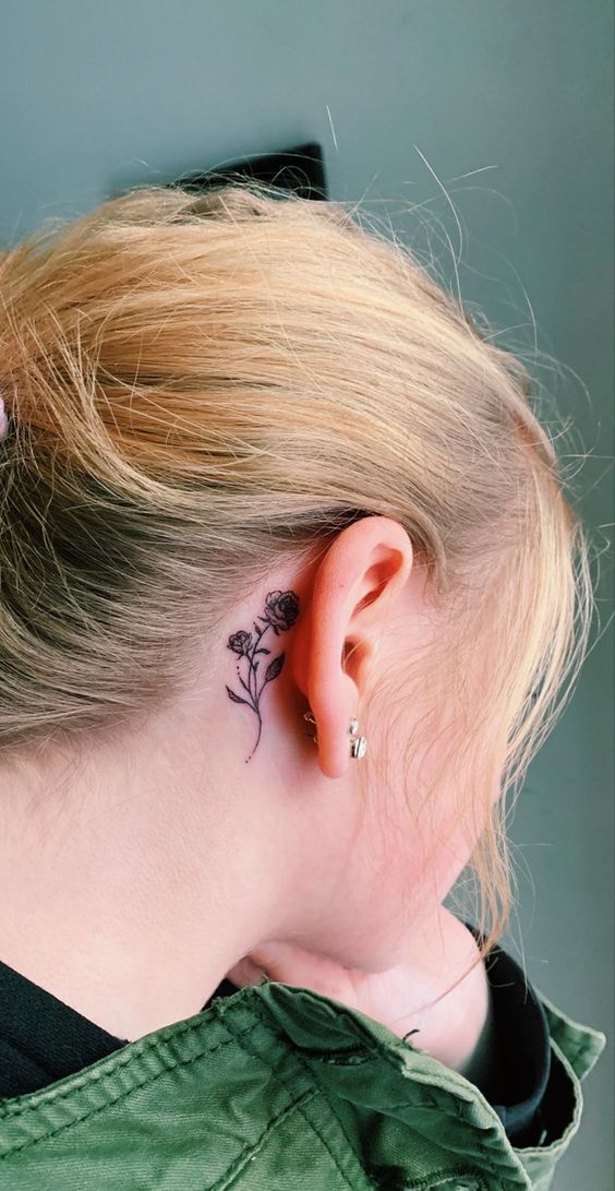 Mini tattoo of a black rose behind the ear Hình xăm hoa mini sau tai, phong cách blackwork chi tiết, ảnh HD.
