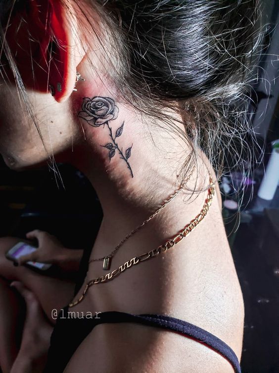 Exquisite mini tattoo of a black rose Hình xăm hoa hồng mini ở sau tai, phong cách blackwork, chi tiết rõ nét, độ phân giải HD.