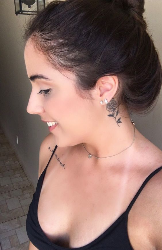 Beautiful mini black rose tattoo for clients Hình xăm hoa hồng phong cách blackwork trên cổ, ảnh HD chi tiết, góc nghiêng.