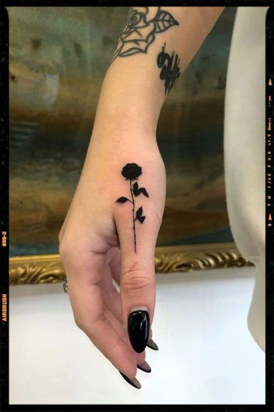 Creative mini black rose tattoo for clients Hình xăm hoa hồng blackwork trên ngón tay, phong cách tối giản, ảnh HD chi tiết.
