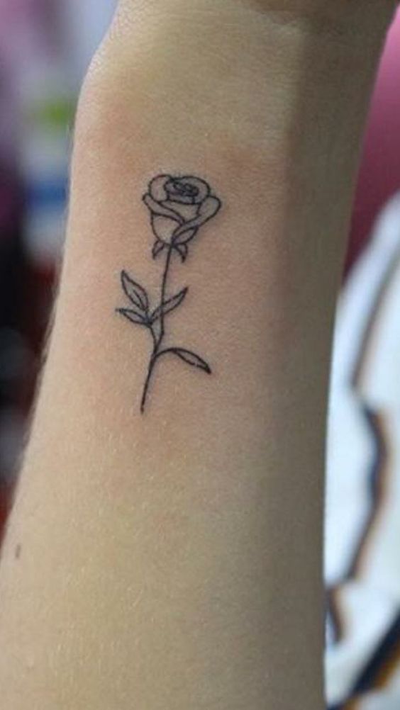 Adorably cute mini black rose tattoo Hình xăm hoa hồng mini trên cổ tay, phong cách blackwork, chi tiết rõ nét, ảnh chất lượng HD.