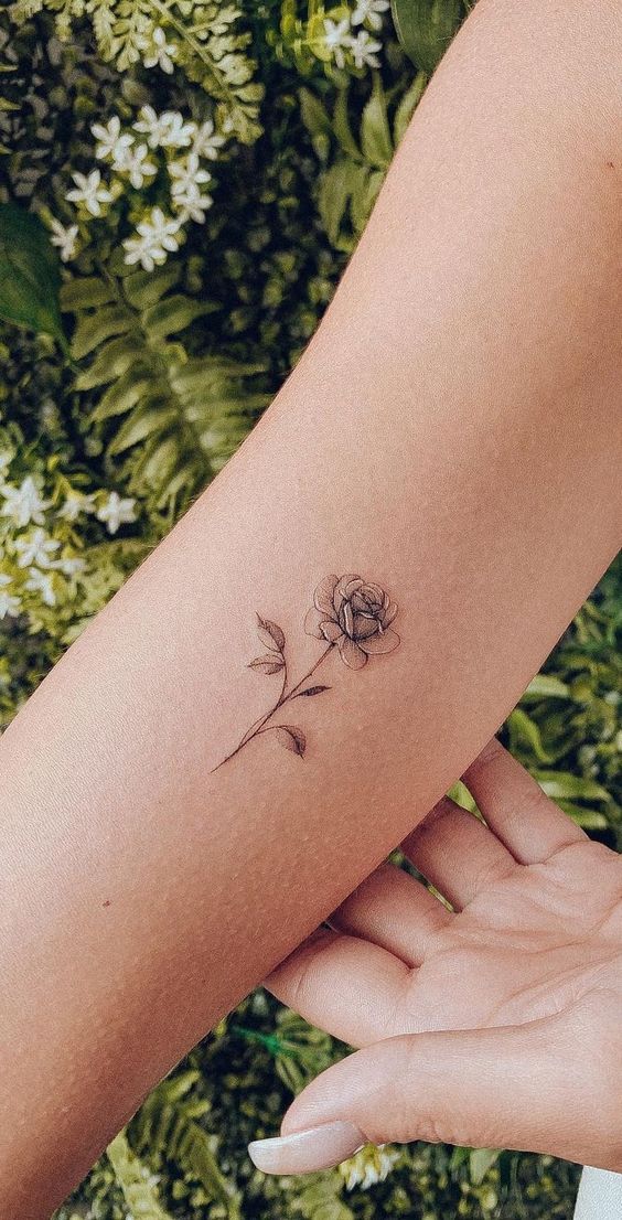 Simple mini black rose tattoo on the forearm Hình xăm hoa hồng mini trên tay, phong cách blackwork, độ chi tiết cao, ảnh HD.