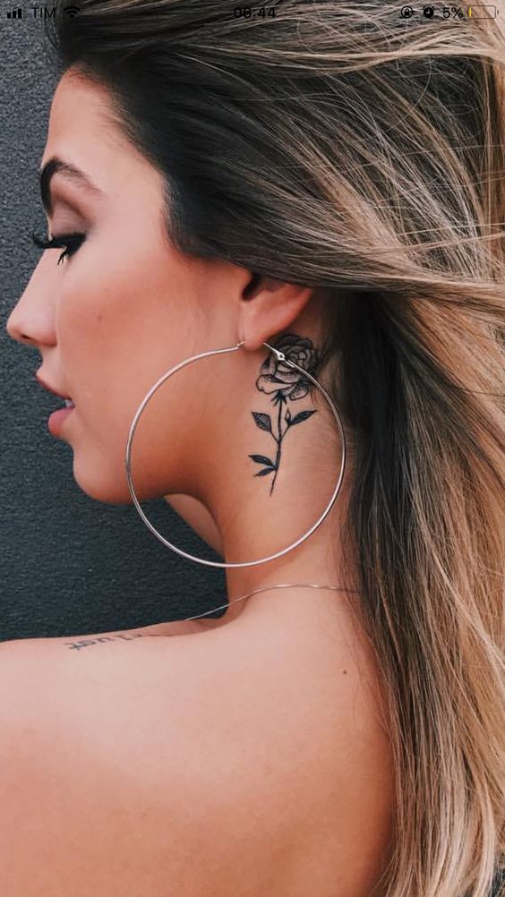 Thiết kế xăm hoa hồng đen mini đầy cuốn hút cho người mới Hình xăm hoa mini sau tai phong cách blackwork, chi tiết rõ nét. Ảnh HD.