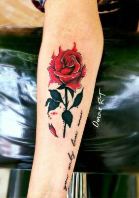 Hình xăm hoa hồng đỏ rực rỡ Hình xăm hoa hồng màu trên cánh tay, phong cách màu nước, chi tiết rõ nét, độ phân giải HD.