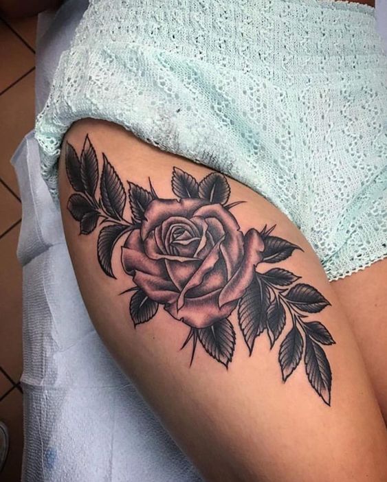 Hình xăm hoa hồng độc đáo cho nữ ở chân Hình xăm hoa hồng cổ điển trên đùi, phong cách blackwork, chi tiết sắc nét, ảnh HD.