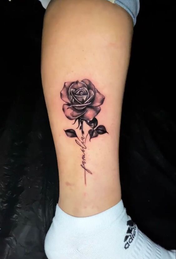 Hình xăm hoa hồng đơn giản ở chân cho nữ Hình xăm hoa hồng đen trắng trên chân, phong cách blackwork, độ chi tiết cao, ảnh HD.