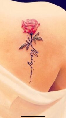 Hình xăm hoa hồng mini trên vai, phong cách màu nước, chi tiết tinh tế, độ phân giải HD.