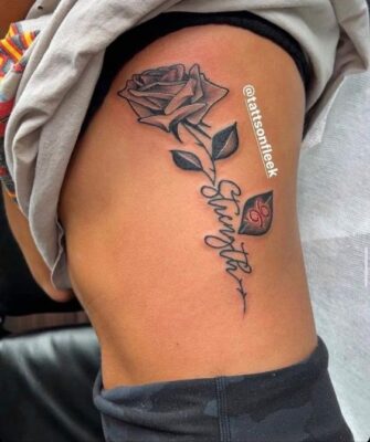 Hình xăm hoa hồng đen phong cách blackwork trên eo, chi tiết sắc nét, ảnh độ phân giải cao.