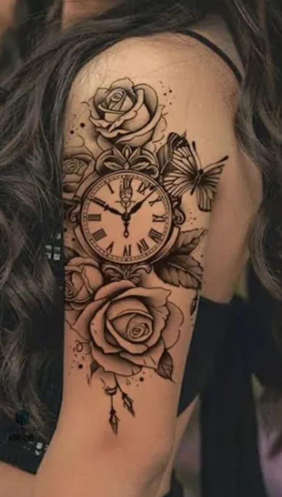 Hình xăm hoa hồng và đồng hồ trên cánh tay, phong cách blackwork chi tiết, độ phân giải HD.