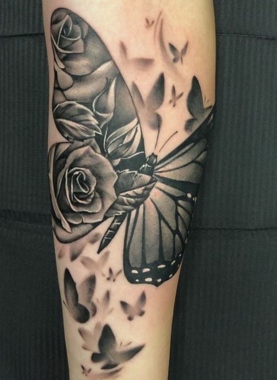 Hình xăm bướm và hoa hồng trên tay, phong cách blackwork, chi tiết sắc nét, độ phân giải HD.
