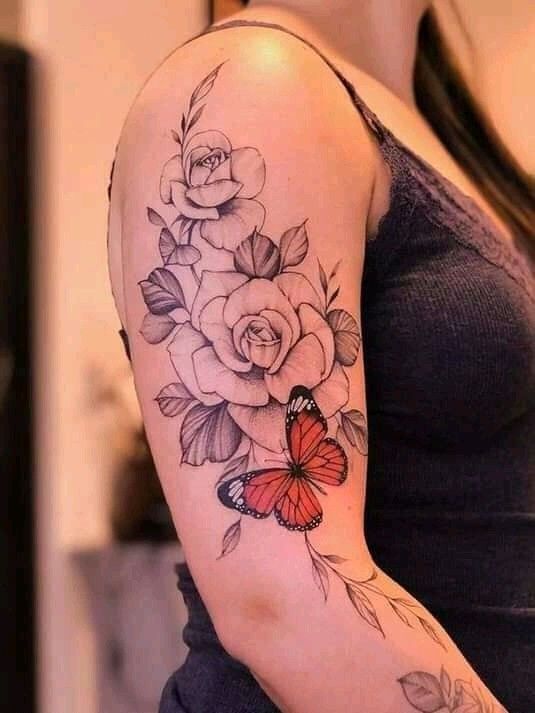 Hình xăm hoa hồng và bướm trên tay, phong cách blackwork kết hợp màu, chi tiết sắc nét, độ phân giải HD.
