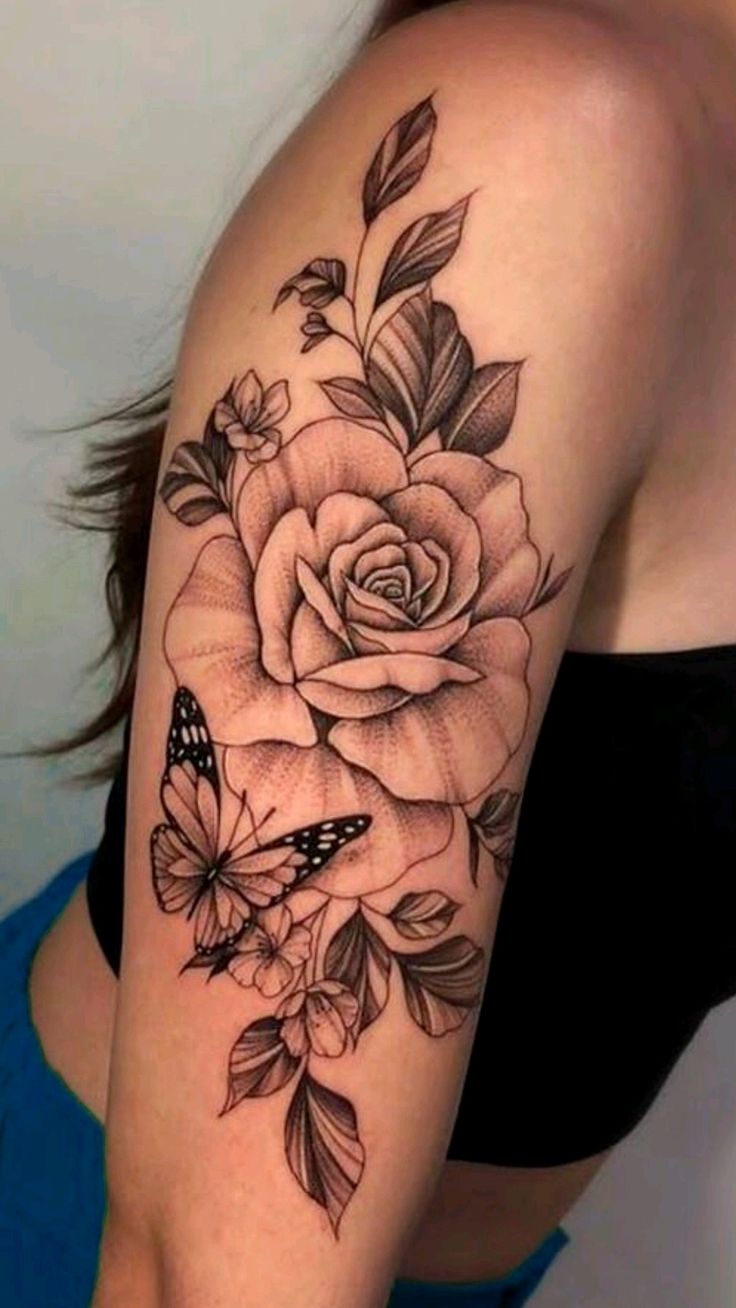 Hình xăm hoa hồng và bướm trên tay, phong cách blackwork, chi tiết rõ nét, độ phân giải HD.