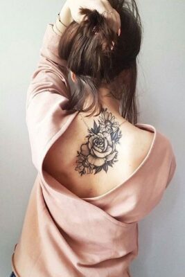 Hình xăm hoa hồng nghệ thuật sau lưng Hình xăm hoa hồng blackwork trên lưng, phong cách chi tiết, ảnh độ phân giải HD.