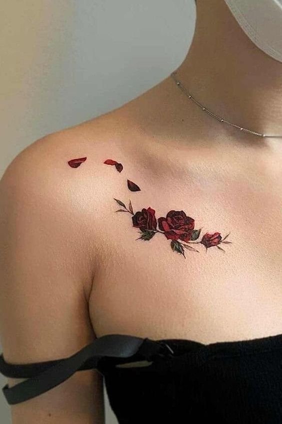 Nhỏ gọn và tinh tế - Hình xăm hoa hồng cho nữ Hình xăm hoa hồng đỏ trên vai, phong cách màu nước, độ chi tiết cao, ảnh HD.