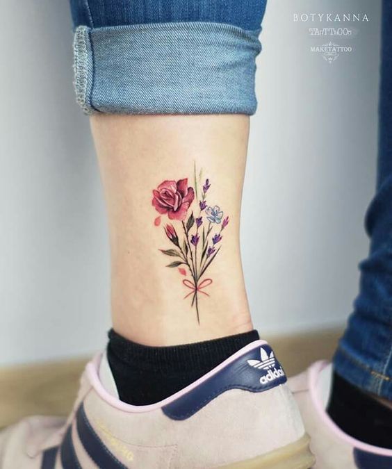 Hình xăm hoa hồng nhỏ nhắn ở chân Hình xăm hoa trên mắt cá chân phong cách màu nước, chi tiết tinh xảo, độ phân giải HD.