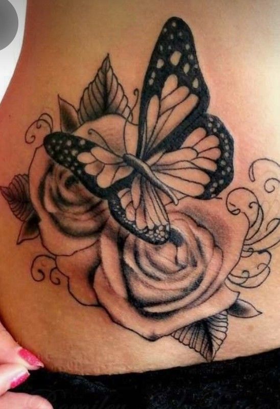 Hình xăm bướm và hoa hồng ở eo, phong cách blackwork, chi tiết rõ nét, ảnh độ phân giải HD.