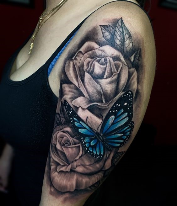 Hình xăm hoa hồng và bướm xanh trên cánh tay, phong cách blackwork, chi tiết, độ phân giải HD.