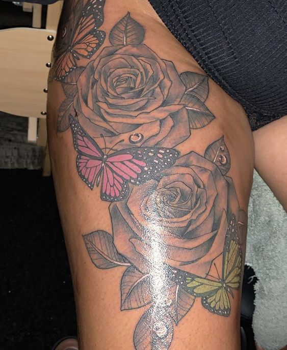 Hình xăm hoa hồng và bướm trên đùi, phong cách blackwork và màu sắc, chi tiết, độ phân giải cao.