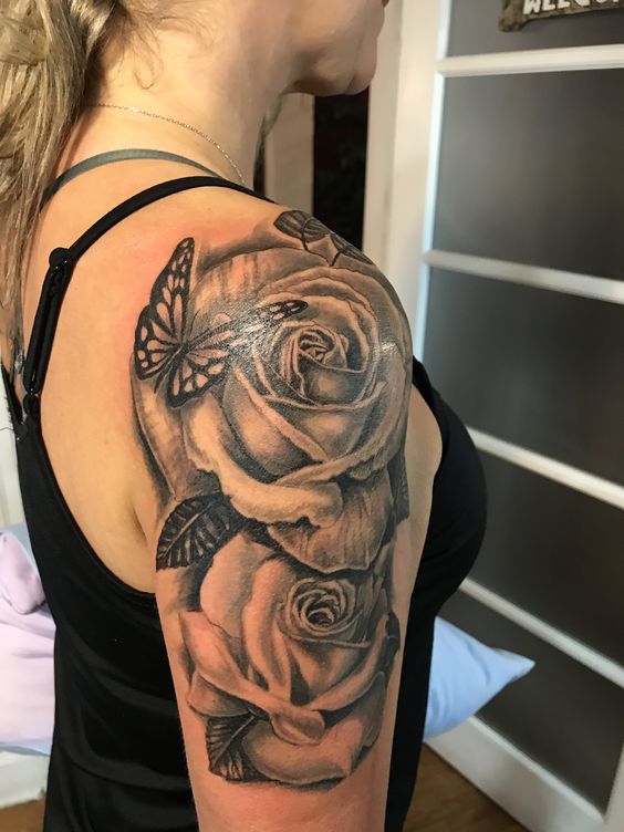 Hình xăm hoa hồng và bướm trên vai, phong cách blackwork chi tiết, độ phân giải HD.