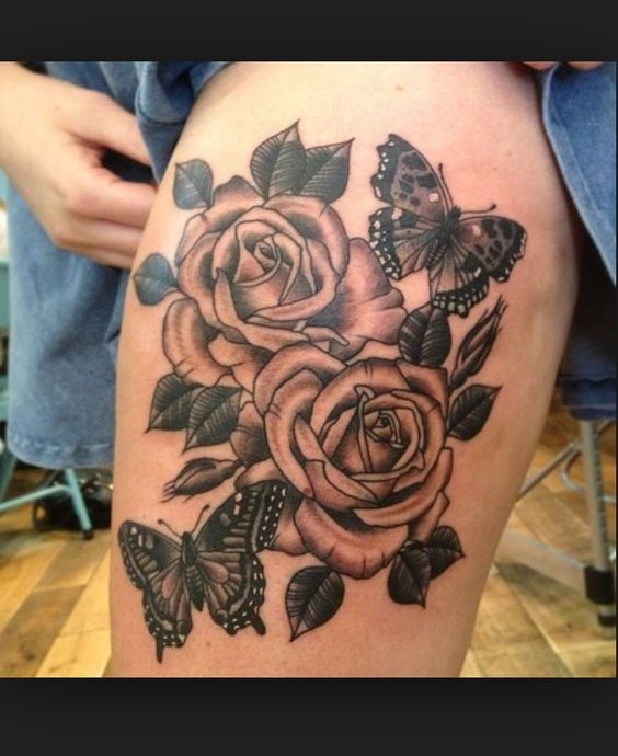 Hình xăm hoa hồng và bướm trên đùi, phong cách blackwork, chi tiết rõ nét, ảnh HD.