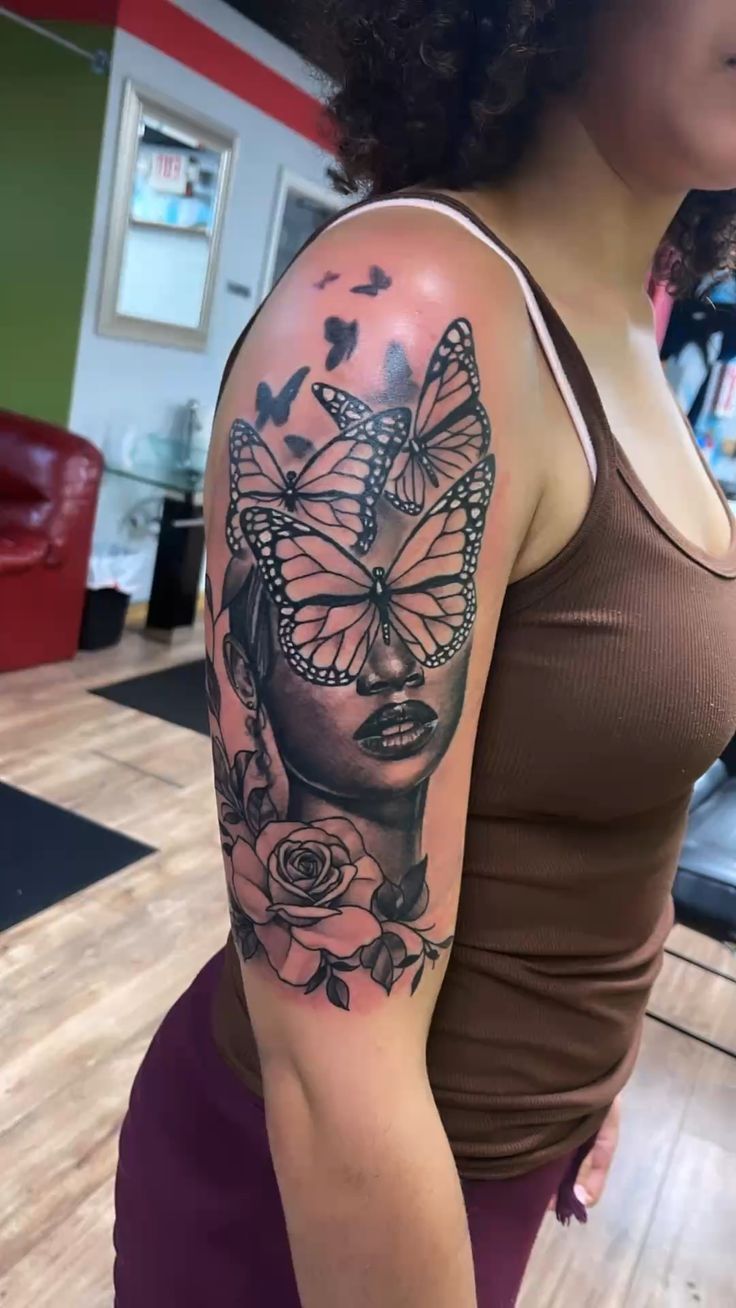 Hình xăm bướm và hoa phong cách blackwork trên cánh tay, chi tiết rõ nét, ảnh HD.