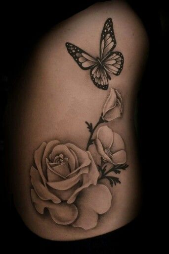 Hình xăm hoa hồng và bướm trên lưng, phong cách blackwork, chi tiết sắc nét, độ phân giải HD.