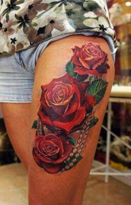 Hình xăm hoa hồng và cườm ở bắp đùi Hình xăm hoa hồng trên đùi, phong cách cổ điển, chi tiết rõ nét, ảnh HD.