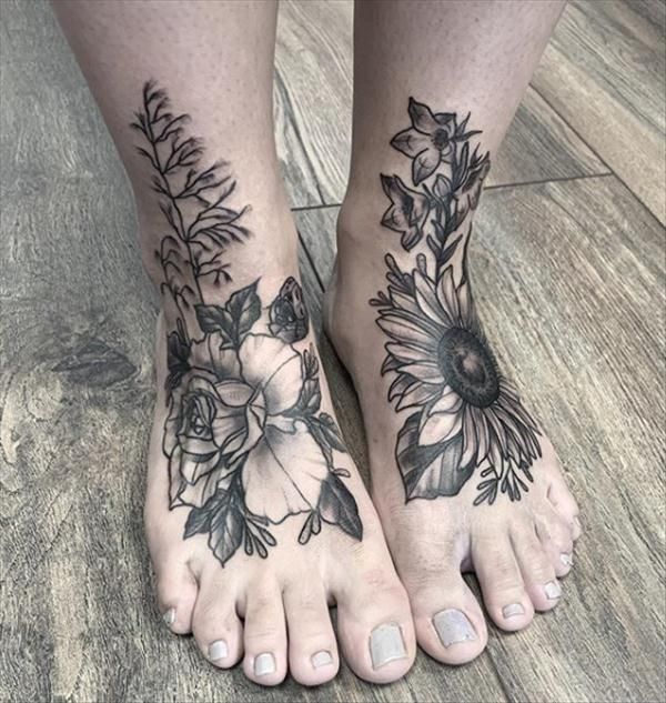 Hình xăm hoa trên chân phong cách blackwork, chi tiết, độ phân giải HD.