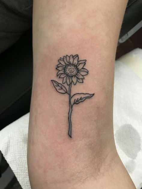 Hình xăm hoa hướng dương đơn giản cỡ mini Hình xăm hoa hướng dương mini trên tay, phong cách blackwork, chi tiết rõ nét, độ phân giải HD.
