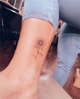 hình xăm hoa hướng dương đơn giản Hình xăm hoa hướng dương mini trên mắt cá chân, phong cách blackwork, chi tiết rõ nét, độ phân giải HD.