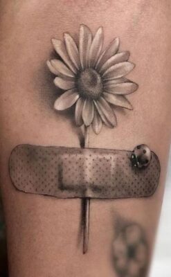 hình xăm hoa hướng dương được chữa lành Hình xăm hoa cúc và băng cá nhân, phong cách blackwork, trên cánh tay, chi tiết rõ nét, ảnh HD.