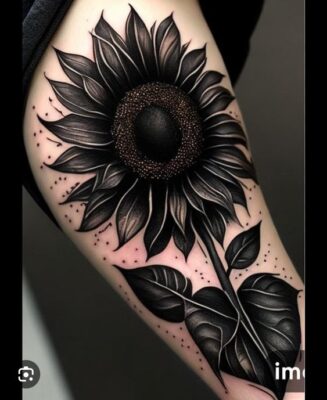 hình xăm hoa hướng dương full đen Hình xăm hoa hướng dương blackwork trên cánh tay, chi tiết sắc nét, ảnh HD.