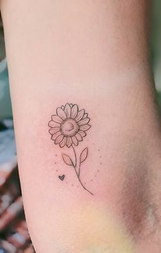 Hình xăm hoa hướng dương mini tuyệt đẹp Hình xăm hoa mini trên cánh tay, phong cách blackwork, chi tiết đơn giản, ảnh HD.