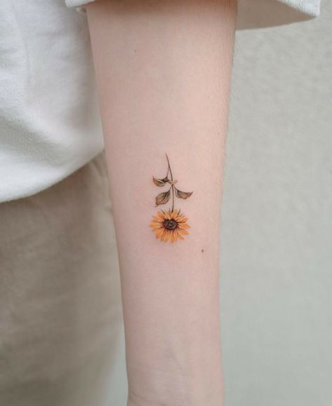 Hình xăm hoa hướng dương mini đáng yêu Hình xăm hoa hướng dương mini ở tay, phong cách màu nước, chi tiết tinh tế, ảnh HD.