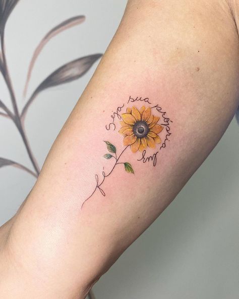 hình xăm hoa hướng dương mini đầy sức sống ở bắp tay Hình xăm hoa hướng dương màu nước trên tay, phong cách tinh tế, độ phân giải HD.