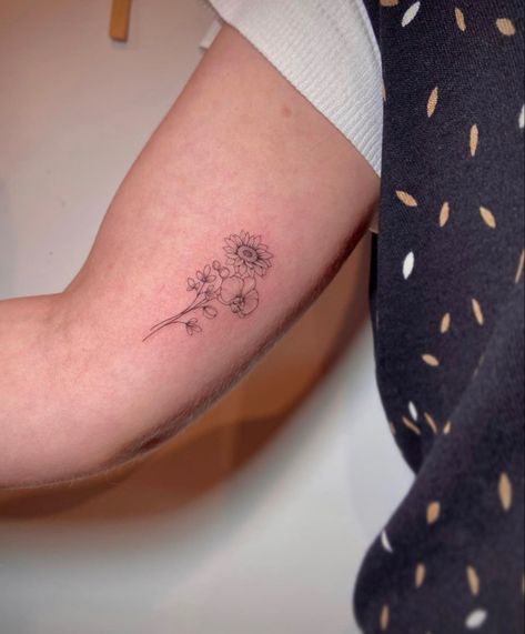 hình xăm hoa hướng dương mini thể hiện tinh thần lạc quan Hình xăm hoa mini trên tay, phong cách blackwork, chi tiết tinh tế, ảnh chất lượng HD.