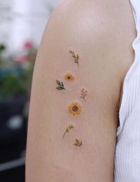 hình xăm hoa hướng dương mini tươi tắn Hình xăm hoa mini trên tay, phong cách màu nước, chi tiết, ảnh HD.