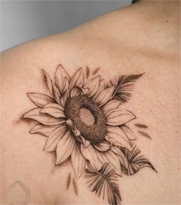 hình xăm hoa hướng dương mực đen siêu nghệ Hình xăm hoa hướng dương trên vai, phong cách blackwork chi tiết, độ phân giải HD.