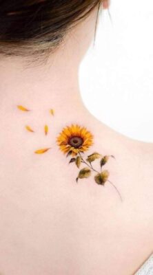 Hình xăm hoa hướng dương sau gáy Hình xăm hoa hướng dương trên vai, phong cách màu nước, chi tiết tinh tế, độ phân giải HD.
