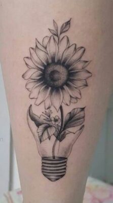 hình xăm hoa hướng dương và bóng đèn vỡ Hình xăm hoa hướng dương trên tay, phong cách blackwork, chi tiết rõ nét, ảnh HD.