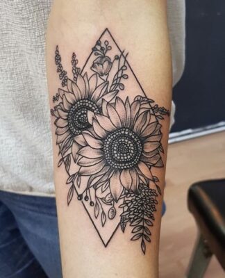 hình xăm hoa hướng dương và hình thoi Hình xăm hoa hướng dương trên cánh tay, phong cách blackwork, chi tiết tinh xảo, ảnh HD.