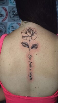 Hình xăm hoa hồng trên lưng, phong cách blackwork, chi tiết rõ nét, ảnh HD.