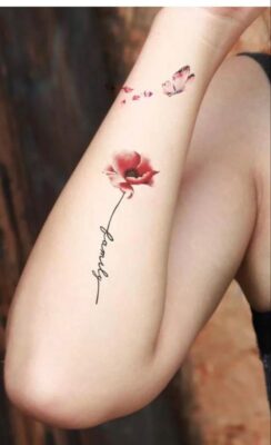 Hình xăm hoa phong cách màu nước trên tay, kèm chữ, chi tiết tinh tế, độ phân giải HD.