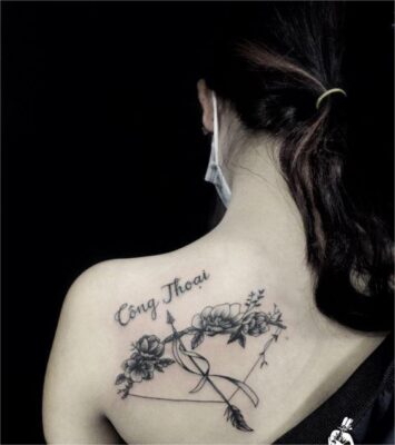 Hình xăm hoa và chữ trên vai, phong cách blackwork, chi tiết, ảnh HD.