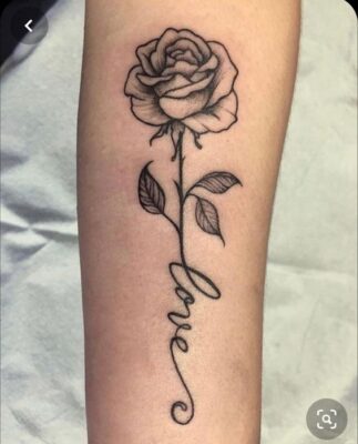 Hình xăm hoa hồng trên tay, phong cách blackwork, chi tiết rõ nét, độ phân giải HD.