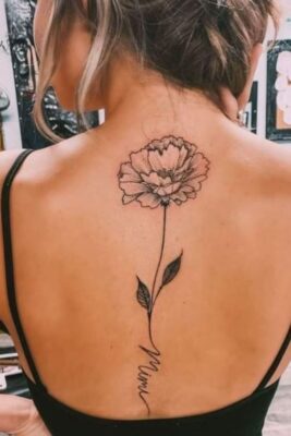 Hình xăm hoa trên lưng, phong cách blackwork, chi tiết tinh tế, ảnh độ phân giải HD.