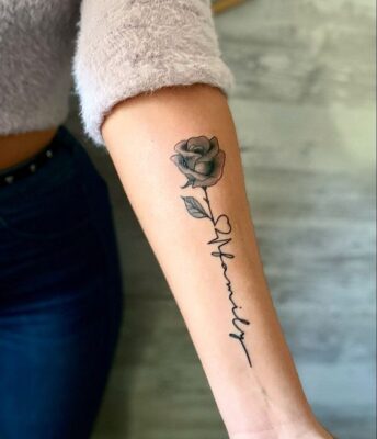 Hình xăm hoa hồng và chữ trên cánh tay, phong cách blackwork, độ chi tiết rõ nét, ảnh HD.