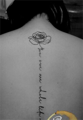 Hình xăm hoa hồng và chữ chạy dọc sống lưng, phong cách blackwork, chi tiết đơn giản, ảnh HD.