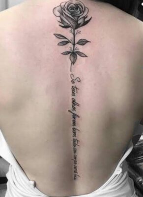 Hình xăm hoa hồng và chữ dọc lưng phong cách blackwork, chi tiết cao, ảnh HD.
