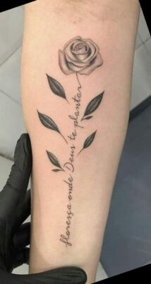 Hình xăm bông hồng phong cách blackwork trên cánh tay, chi tiết và sắc nét, độ phân giải HD.